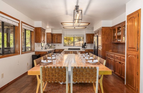 Coarsegold Cabin | Luxurious 5 King Beds w/Fireplace, Views, GameRm, and EV Charger near Yosemite