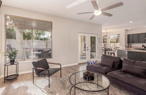 Chandler House | Luxurious 6-Bedroom, 3 bathroom with Heated Pool SLEEPS 18!