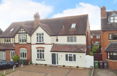 Barnt Green House | Luxurious 7-Bedroom Home in Solihull, close to NEC & BHX