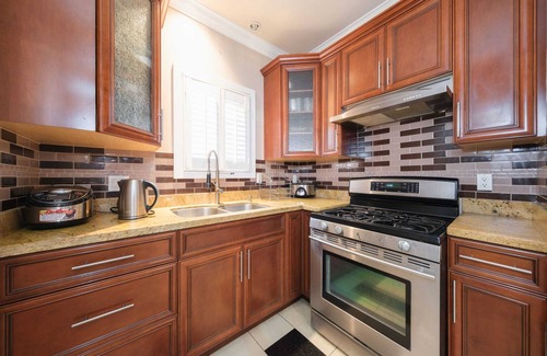 Riley Park-Little Mountain House | Luxurious 8-Bedroom Villa in Central Vancouver