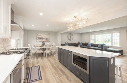 Avon Lake House | Luxurious and Spacious House—Hot Tub and EV charger n