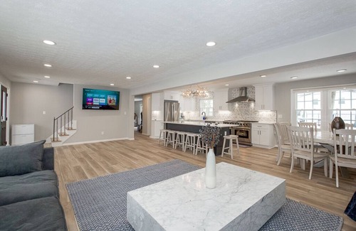 Avon Lake House | Luxurious and Spacious House—Hot Tub and EV charger n
