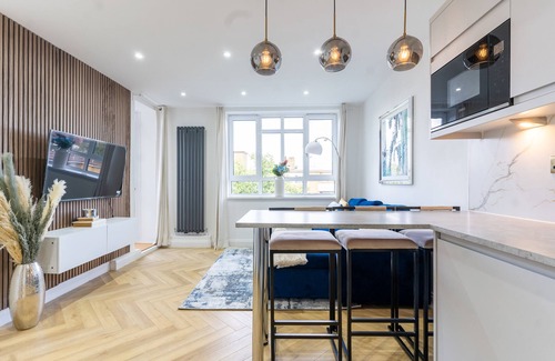 Thornton Apartment | Luxurious And Spacious 4-bed Flat With Balcony