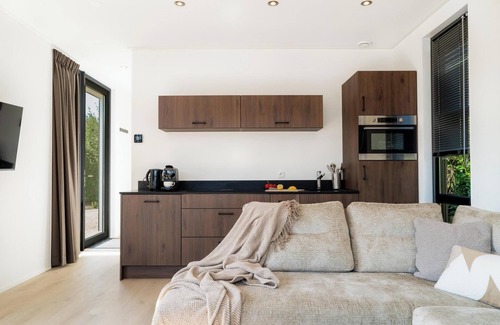 Vogelenzang House | Luxurious and sustainable 4-person holiday villas with high windows, completely gas-free and equipped with solar panels. Enjoy a stylish living room, luxury kitchen, two comfortable bedrooms and a spacious bathroom with rain shower. Including made be