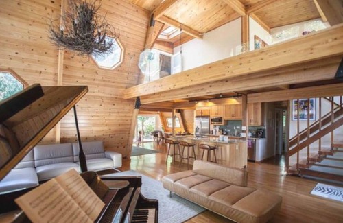 Uptown Brisbane House | Luxurious Bayview Treehouse: Hot Tub, 15 min to SF
