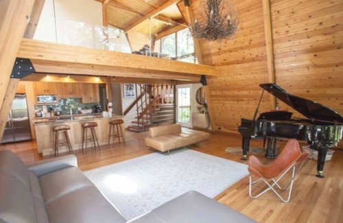 Uptown Brisbane House | Luxurious Bayview Treehouse: Hot Tub, 15 min to SF
