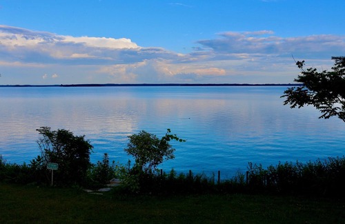 Howe Island Cottage | Luxurious beach house in the Thousand Islands