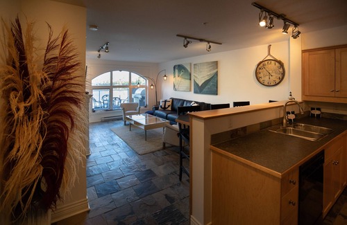 Kaslo Condo | Luxurious beachfront condo in idyllic and historic Kaslo, BC.