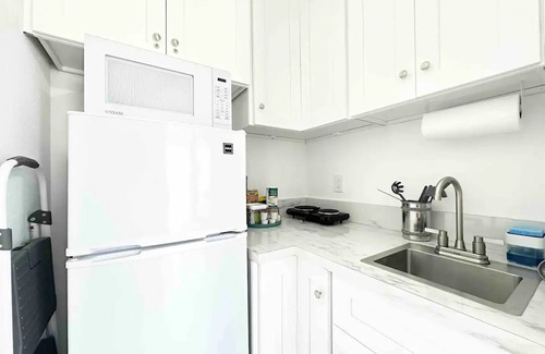 Florida City Apartment | Luxurious Blue Studio! The Keys, Everglades, Biscayne N. Park, Redlands & Miami