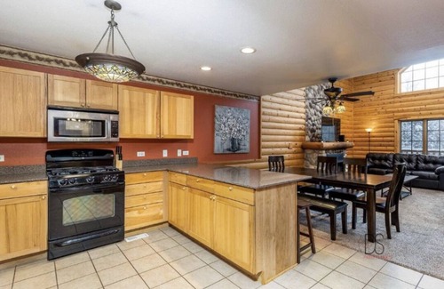 Oglesby House | Luxurious Cabin Villa Getaway