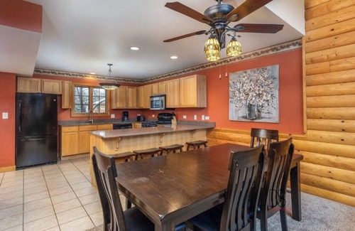 Oglesby House | Luxurious Cabin Villa Getaway