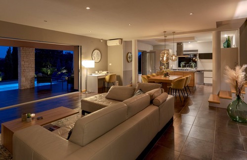 Topid Villa | Luxurious Contemporary Villa, large pool heated 28° - green views
