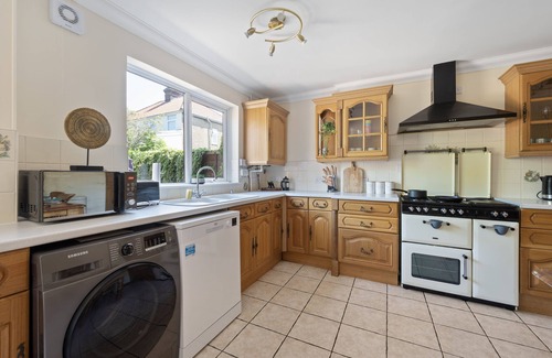 Ipswich Apartment | Luxurious & Cosy 3BR Home Near Ipswich City Centre