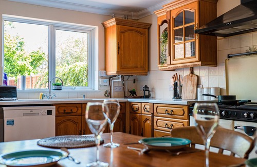 Ipswich Apartment | Luxurious & Cosy 3BR Home Near Ipswich City Centre