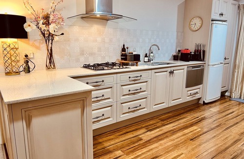 Robertson Apartment | Luxurious, Cosy & Relaxed Apartment with Spa