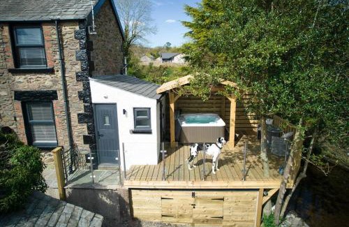 Millom House | Luxurious Cottage with hot tub, Lake District