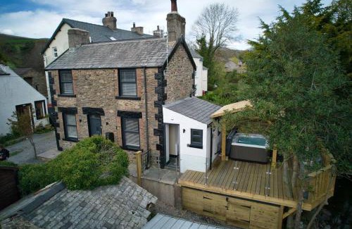 Millom House | Luxurious Cottage with hot tub, Lake District