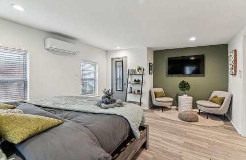 Kensington Apartment | Luxurious couples suite KING BED, romantic, central, wifi