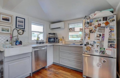 Crescent Heights House | Luxurious Downtown Pool Retreat - St. Petersburg - Pets Welcome