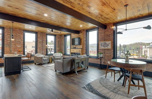 Murphy Apartment | Luxurious Downtown Murphy Vacation Rental Loft!