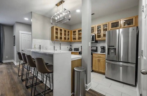 Old Northside House | Luxurious Downtown 3BR Townhome Dual King Beds Games Private Garage