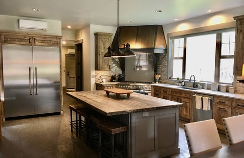 Deschutes River Woods House | Luxurious Estate among the Pines w/Hot Tub, EV Charger & so much MORE!