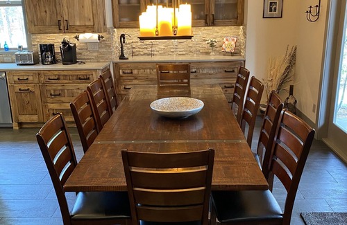 Deschutes River Woods House | Luxurious Estate among the Pines w/Hot Tub, EV Charger & so much MORE!