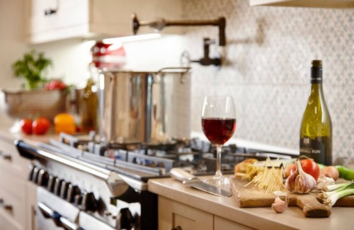 Picton Apartment | Luxurious farmhouse on Westlake Shore Sandbanks