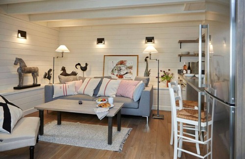 Picton Apartment | Luxurious farmhouse on Westlake Shore Sandbanks