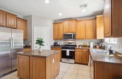 Gilbert House | Luxurious Haven: Gilbert 6-Bed Retreat