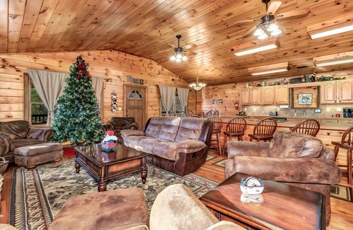 Clyde Cabin | Luxurious Hidden Valley Lodge - Blue Ridge Mountain Retreat!