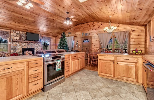 Clyde Cabin | Luxurious Hidden Valley Lodge - Blue Ridge Mountain Retreat!
