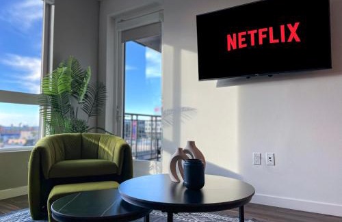 Hollywood Apartment | Luxurious Hollywood Home City View - Free Parking 10mins to Universal Studios