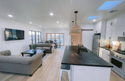 Oceano House | Luxurious Home! Hot Tub! 2 min walk to Beach!
