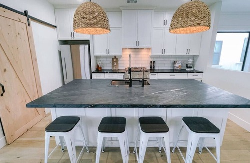 Oceano House | Luxurious Home! Hot Tub! 2 min walk to Beach!