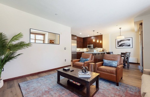 Mammoth Lakes Condo | Luxurious Home on Sierra Star Golf Course. Balcony & Gas Grill, Washer/Dryer
