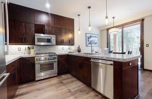Mammoth Lakes Condo | Luxurious Home on Sierra Star Golf Course. Balcony & Gas Grill, Washer/Dryer