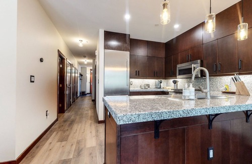 Mammoth Lakes Condo | Luxurious Home on Sierra Star Golf Course. Balcony & Gas Grill, Washer/Dryer
