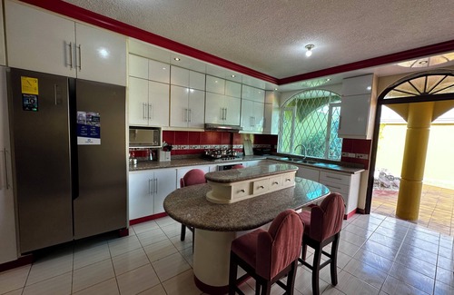 Tumbaco House | Luxurious house near the airport - Tumbaco center