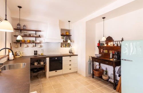 Albunuelas Cottage | Luxurious house with pool, views, and parking.