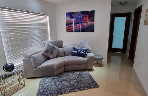 Miami Gardens House | Luxurious House With Bautiful Pool HEATER INCLUID