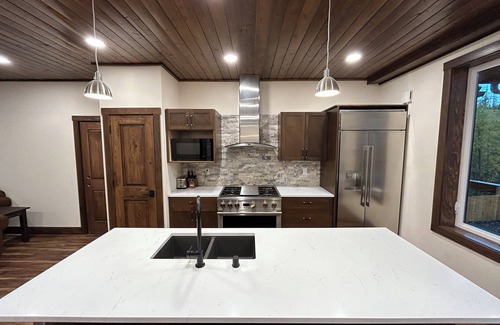 Cooper Landing Condo | Luxurious Kenai River Condo with Stunning Mountain Views