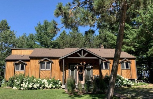 Callander Cottage | Luxurious Lake House with Hot Tub - Come and Enjoy and Unwind by Lake Nipissing!