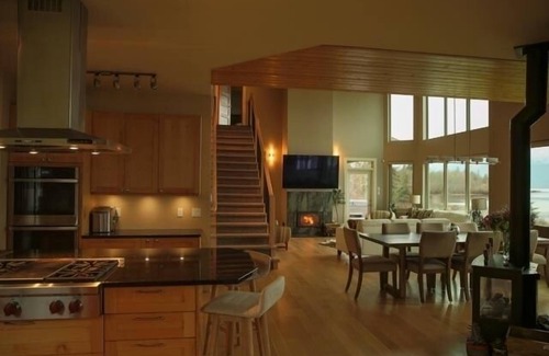 Lakelse House | Luxurious Lake Living
