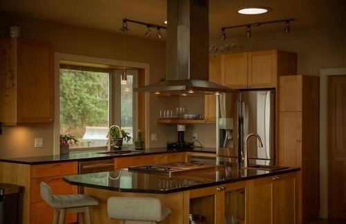 Lakelse House | Luxurious Lake Living