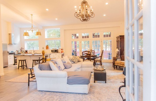 Quinlan House | Luxurious Lakefront Property