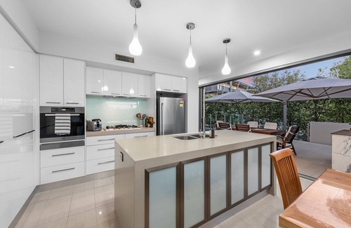 Bulimba House | Luxurious Living! 3Bed/3Bath/1Car/Pool ~ Balmoral