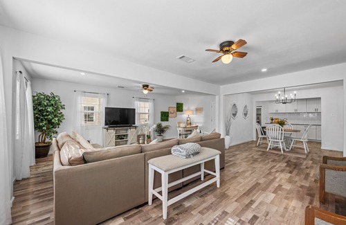 Angleton House | Luxurious Modern Farmhouse 3BR/2BA