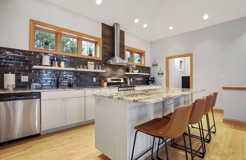Berkeley Springs House | ✨Luxurious Mountaintop Lodge🏔️ Scenic Views🫧Hot Tub under the BIG SKY STARS 🌟