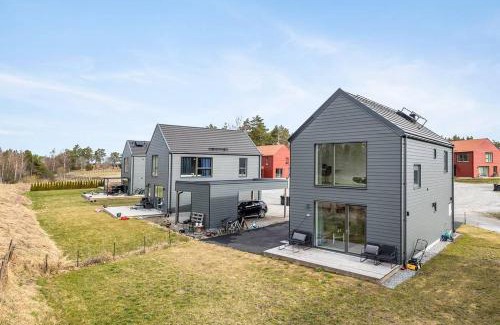 Sigtuna Villa | Luxurious newly built villa with patio and private parking